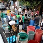 Escasez de agua en Ecatepec detona negocio de pipas particulares: vecinos pagan hasta 220 pesos por mil litros